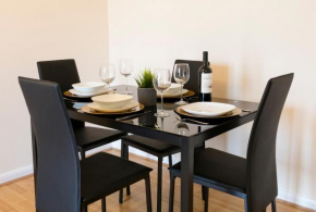 2 Bedroom 3 Bed Apartment Birmingham Conveniently located near Solihull NEC City Centre BHX and Coventry Ideal for Contractors HS2 Workers Business Travelers NHS Short & Long Stay